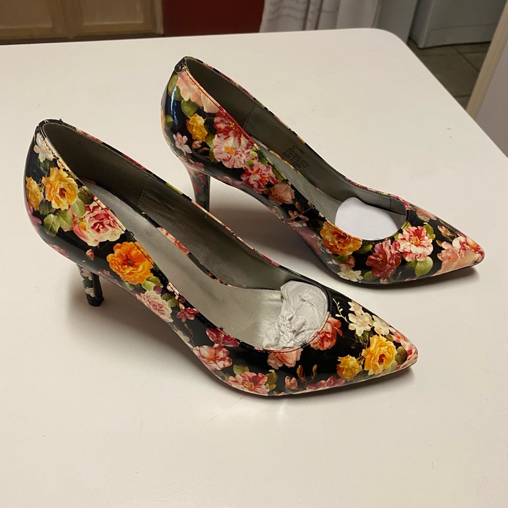 143 Girl black floral heels, size 10